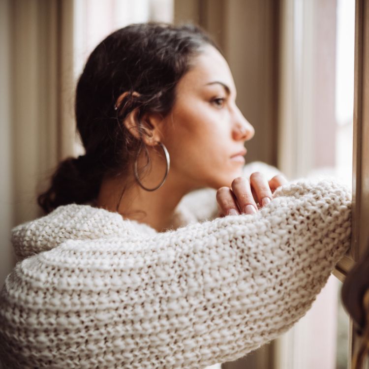 nachdenkliche Frau am Fenster lehnend - Emotio
