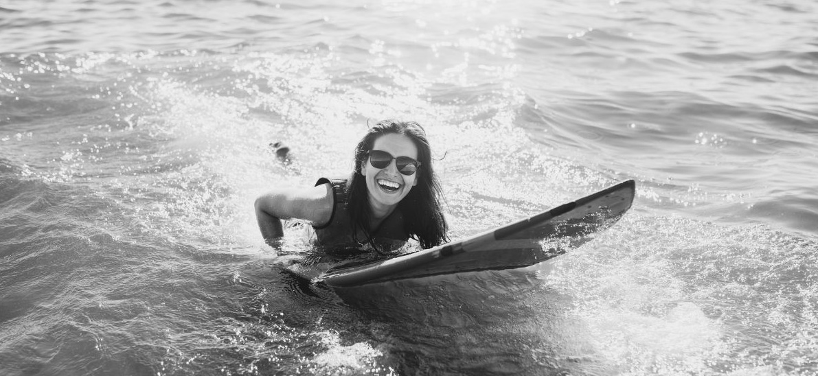 lebensfreude-junge-frau-beim-surfing